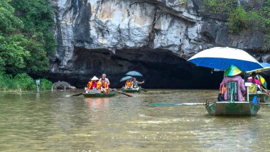 Dağlarda bir nehirde oturan bir grup insan.