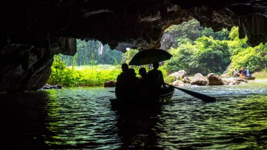 Mağaradaki bir teknedeki insanlar