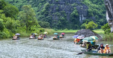 Turistler nehri ve mekong nehrindeki nehri ziyaret ediyor.