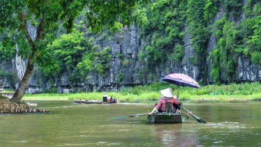 Mekong Nehri 'ndeki teknede balıkçı.