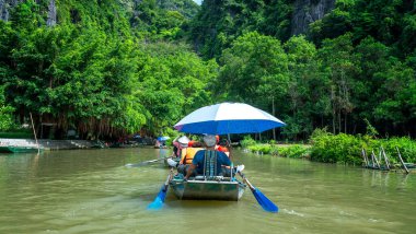 Göldeki uzun kuyruk teknesi.