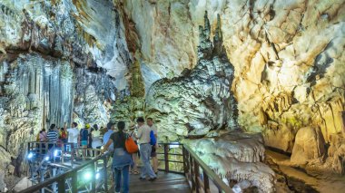 Tayland şehrindeki güzel mağara