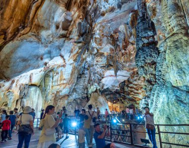 Tayland 'ın eski bir şehrinde mağara
