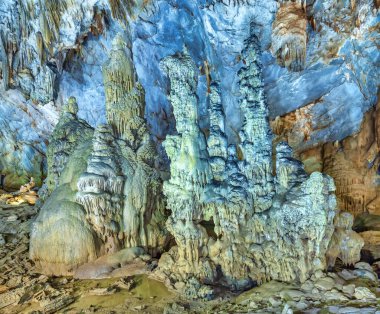 Parktaki güzel mağara