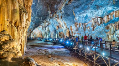 Tayland şehrinde büyük bir taş bulunan mağaranın içi.