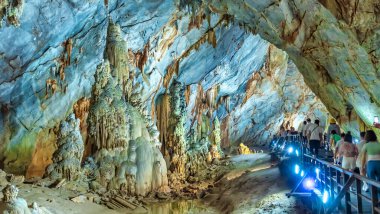 Mavi gökyüzü arkaplanlı güzel mağara