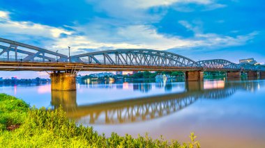 Dünyanın en ünlü simgesinin olduğu şehirdeki köprünün manzarası..