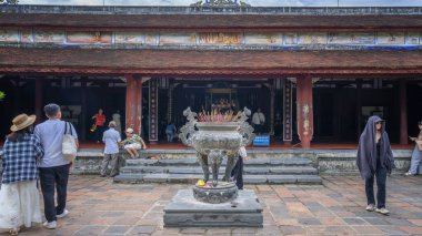 Bali, Endonezya - Kasım 23, 2019: İnsanlar Endonezya 'daki kutsal tapınağı ziyaret ediyor..