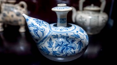 Mutfakta seramik çaydanlık