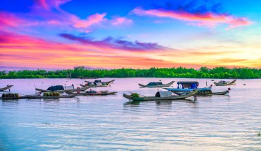 Gölün üzerinde güzel bir gün batımı