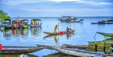 Sahilde bir balıkçı teknesi
