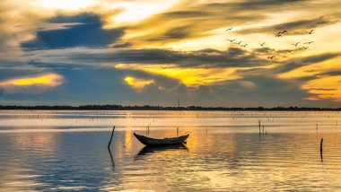 Göl ve teknesi olan güzel bir manzara.
