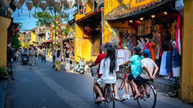 Ho, Vietnam - 22 Aralık, 22. 017: Turistler Hoi kasabasında sokaklarda yürüyorlar.