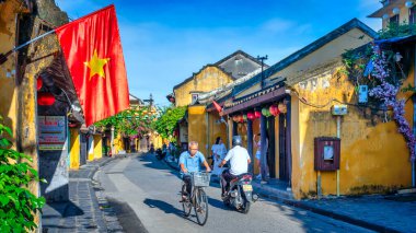 Vietnam, Hanoi şehri, Hanoi - 2019 - Eski kasaba ve renkli binaları olan renkli cadde