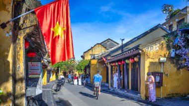 Hoi An, Vietnam - 7 Temmuz 2025: Hoi An 'da tarihi Asya tarzında antik sarı evleri olan eski bir şehir.