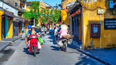 Bali, Endonezya - Ekim 19, 218: Bali, Endonezya 'daki eski şehrin eski caddesinde kimliği belirsiz insanlar yürüyor