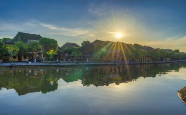 Hollanda 'nın başkentinde nehrin üzerinde gün batımı.