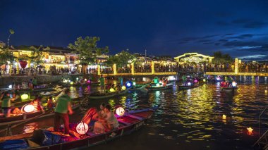 Hoi şehrinin gece manzarası.