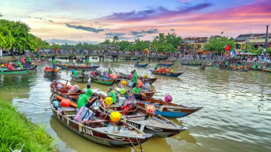 Hoan şehrindeki yüzen pazar Vietnam 'da.