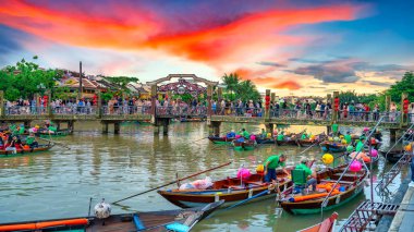 Hoi an, Vietnam 'da gölde yüzen güzel renkli geleneksel pazar, 29 Kasım 219