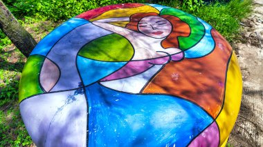 Duvarda rengarenk bir kalp resmi.