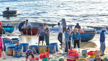 Koh Phangan, Tayland - 19 Mayıs 219: İnsanlar phra angan, koh angan 'da balık tutuyor,