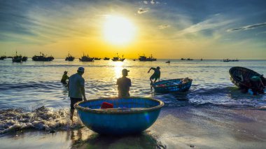 Sahilde bir balıkçı teknesi