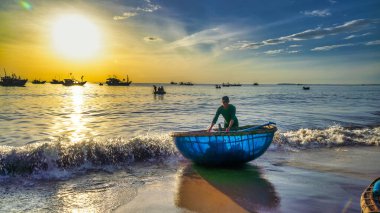 Denizin üzerinde gün batımı