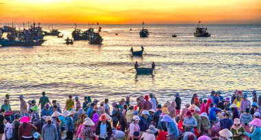 Deniz kıyısındaki insanlar