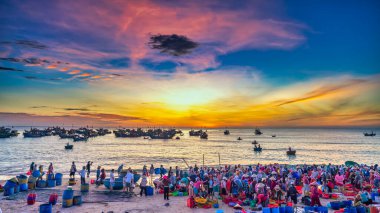 Sahilde gün batımı