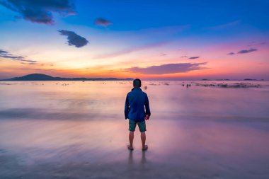 Sahilde bir adamın silueti.