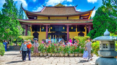 Chiang Mai, Tayland - 10 Nisan: 10 Nisan 'da Wat phra' da yürüyen ve yürüyen kimliği belirsiz insanlar