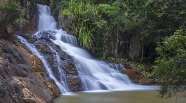 Ormanda güzel bir şelale