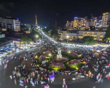 Barselona şehrinin gece manzarası