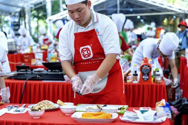Bangkok, Tayland - Mayıs 19, 21: Aşçı Bangkok Tayland 'da yemek pişiriyor..