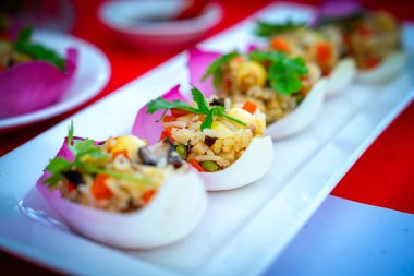 Lezzetli Asya yemeklerinin yakın görüntüsü