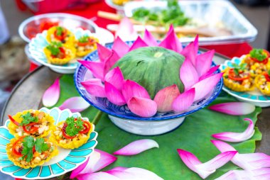 Tayland usulü geleneksel pilav ve kızarmış tavuk, Tayland usulü yemek.