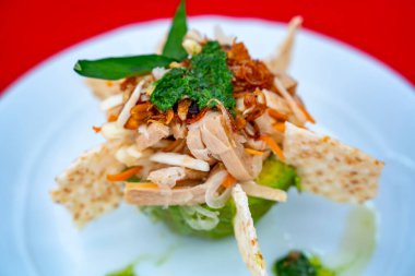 Sebzeli kızarmış tavuk.