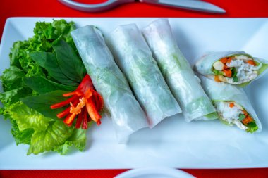 Taze sebzeli rulo ve tabakta et, Asya yemekleri konsepti.