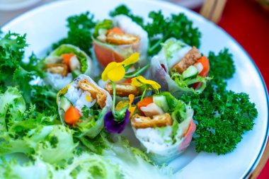 Deniz ürünleri ve sebzeli taze suşi.