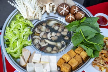 Lezzetli Asya yemeklerinin yakın görüntüsü