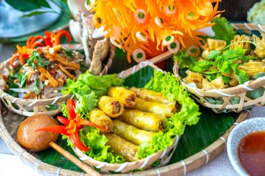 Pirinç ve sebzeli kızarmış karides.