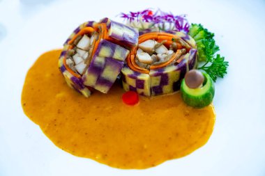 Tabağında sebze olan ızgara tavuk.