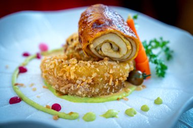 Sebzeli ve peynirli kızarmış domuz dürümü.