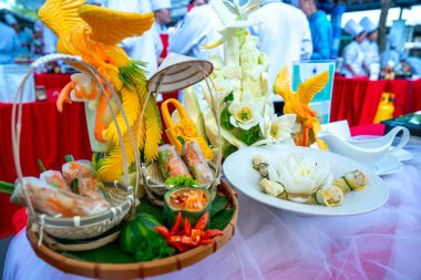 Çiçekli düğün masası.