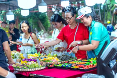 Bangkok Tayland - 2019: Thai halkı sokakta taze sebze satıyor