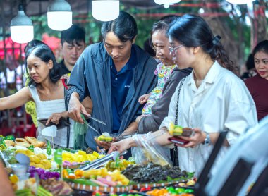 Asyalılar pazardan meyve alıyorlar