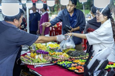 Bangkok, Tayland - Mayıs 1312: Thai halkı caddedeki gıda pazarında. Tayland 'ın ünlü yemekleri.