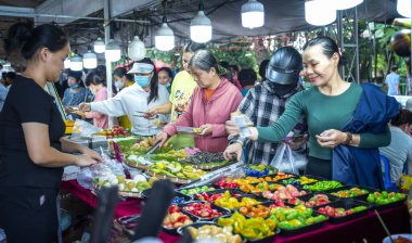 Chiang rai, Tayland - 29 Ocak 2018: Kimliği belirsiz bir kadın 9 Ocak gecesi marketten sebze alıyor.