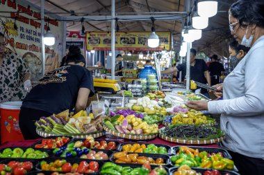 Chiang Mai, Tayland - 30 Aralık 10, 209: Chiang Mai, Tayland 'daki sokak pazarındaki insanlar 3 Aralık' ta,